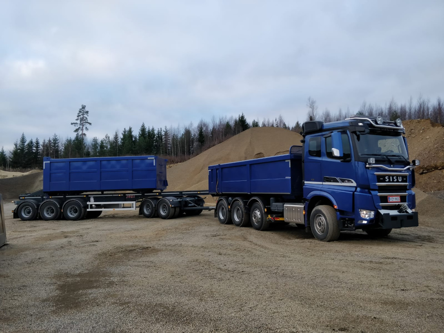 Sininen kuorma-auto sorakasalla