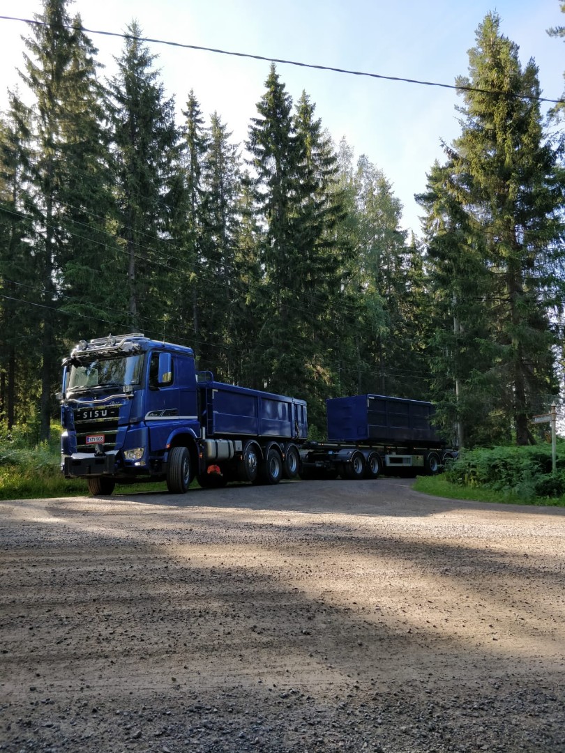 Sininen kuorma-auto ja perävaunu