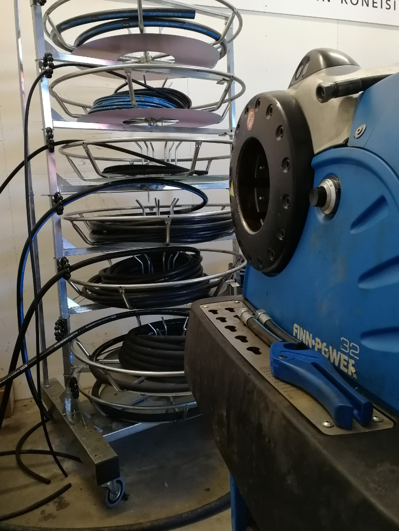Hydrauliletkuja ja letkukela