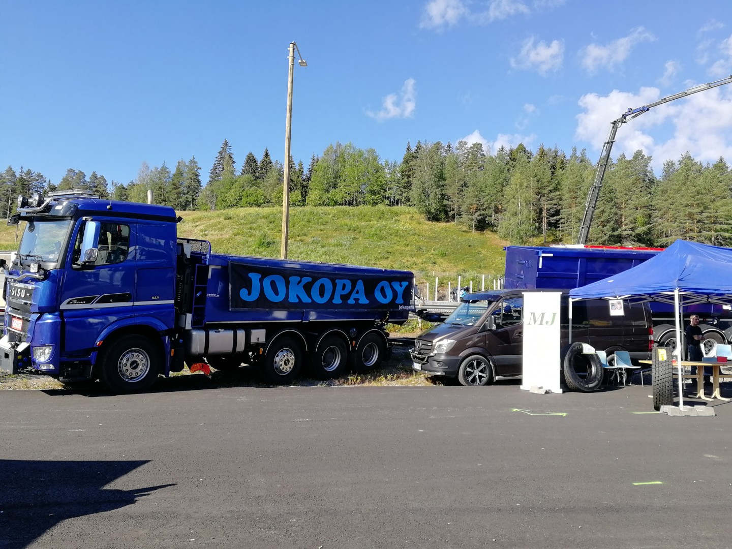 Sininen JOKOPA Oy -kuorma-auto ja pakettiauto