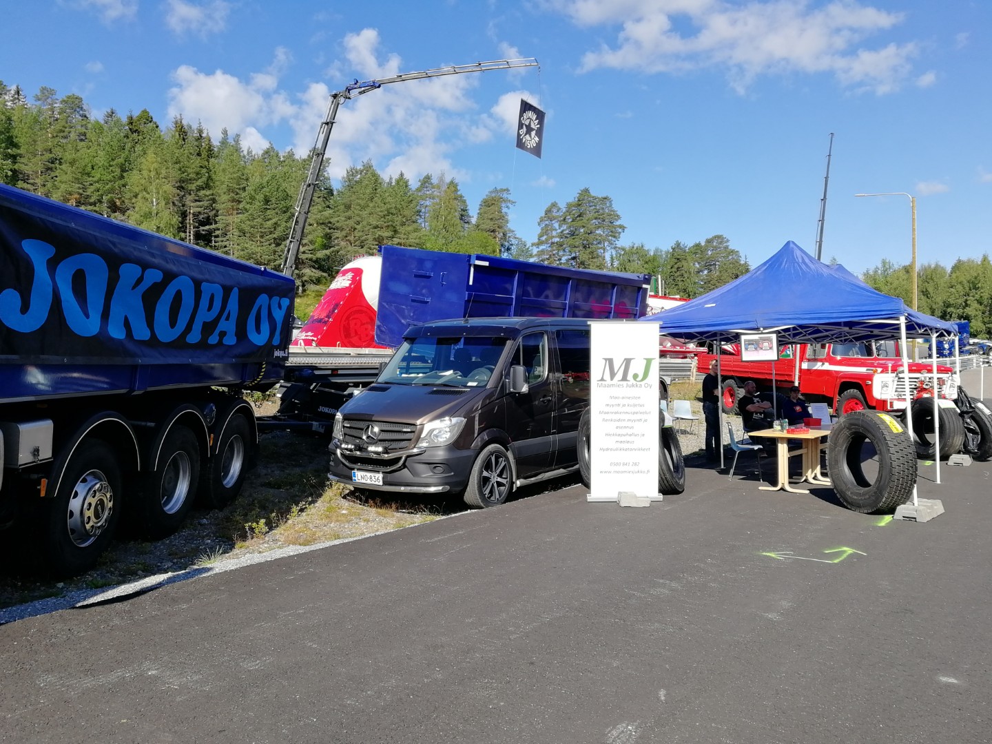 Tapahtuma-alue, pakettiauto ja kuorma-auto