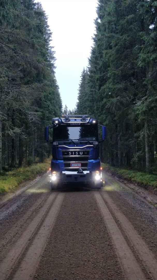 Sininen Sisu metsätiellä